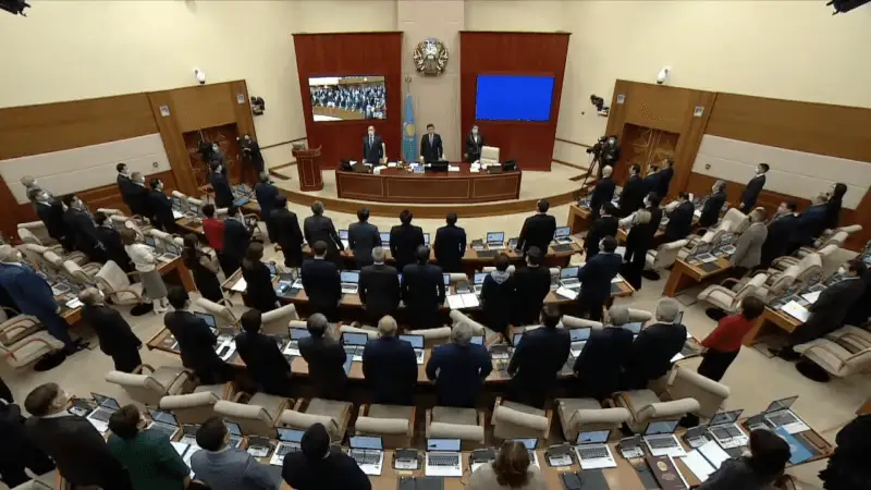 Мәжіліс отырысы бір минут үнсіздікпен басталды