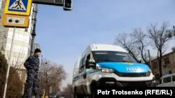 Құқық қорғаушылар митинг қарсаңында жер-жерде белсенділердің қамала бастағанын хабарлады