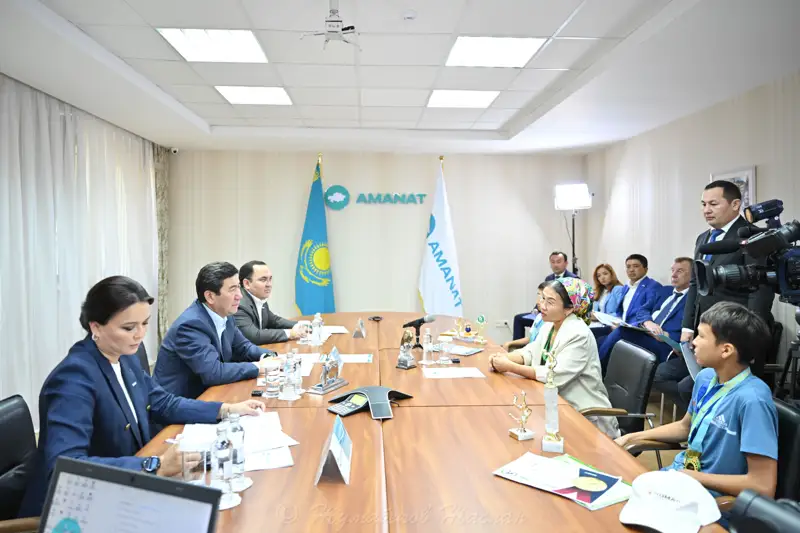 Ерлан Қошанов «АМАNАТ» партиясында азаматтарды қабылдады