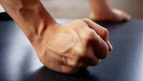 Оқымасаң өлтіремін. Атырауда 11 жастағы қызды әкесі намаз оқуға күштеген