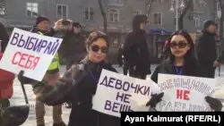 Алматыда әйелдер маршына қатысқан белсенділерге айыппұл салынды