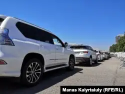 Коронавирусқа тест тапсыратын орталық алдына жиналған көліктер тізбегі. Алматы, 12 маусым 2020 жыл.