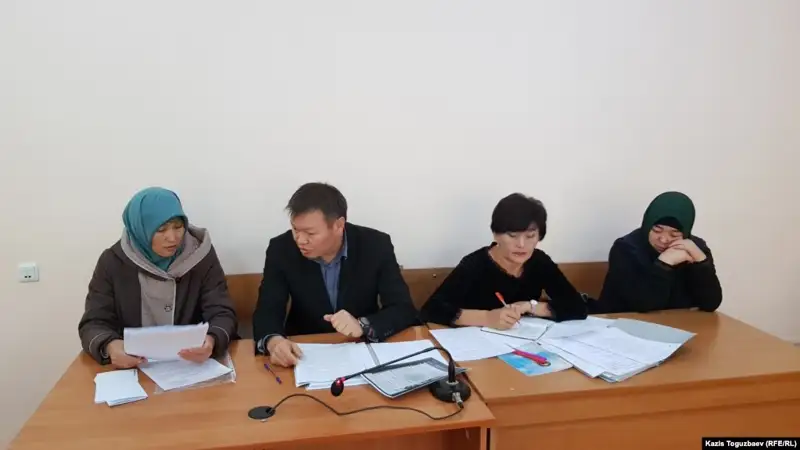 Хизб ут-Тахрирге қатысы бар әйелдер соты: Судья өзін қарғап-сілеген әйелдің сотқа қатысуына тыйым салды