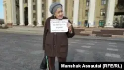 Алматыда зейнеткер қымбатшылыққа байланысты наразылық білдірді