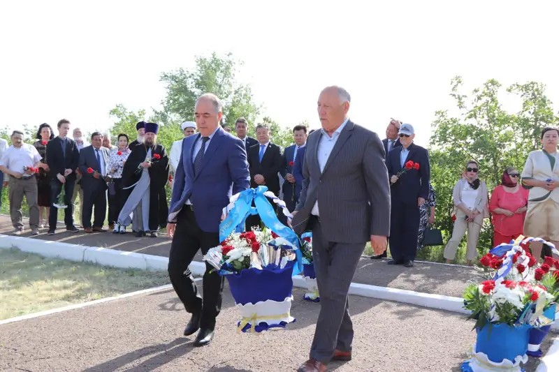 Оралда репрессия құрбандары ескерткішіне гүл шоқтары қойылды