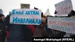 Нұр-Сұлтанда қырық шақты әйел Тоқаевтың шығуын талап етті
