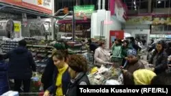 Сұлтанов супермаркеттегі ажиотаж туралы суреттерге сенбеуге шақырды
