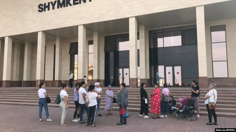 Шымкентте бір топ ана баспана және жәрдемақы мәселесін айтып әкімдікке барды