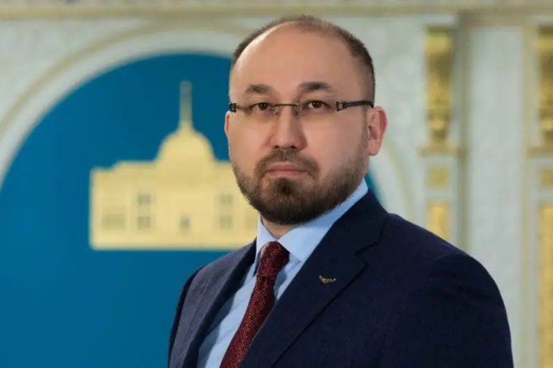 Абаев кімге қыр көрсетіп жүр?