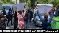 Стамбулдағы елшілік алдында түркімен азаматтары Бердімұхамедовтің биліктен кетуін талап етті