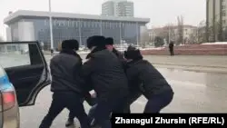 HRW: Бейбіт жиын туралы заң қабылданғанмен шектеулер сақталып қалды