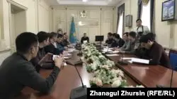 Шетелден алған көліктерін заңдастыруды талап еткен ақтөбеліктер әкімдікке барды