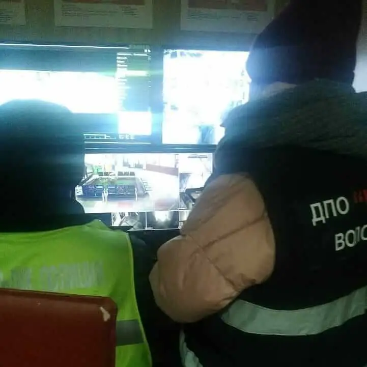 Автовокзалға  баласын тастап кеткен әйелдің кім екені анықталды (видео)