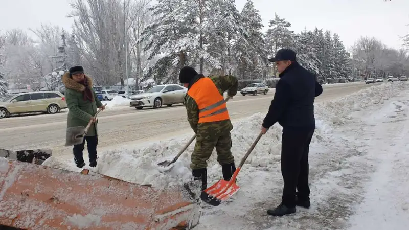 Оралда қоғам белсенділері күрек ұстап, қар тазалауға көмектесті