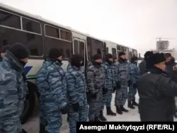 Аналарды &amp;quot;Тоқаев бар&amp;quot; делінген театр ғимараты жаққа қарай өткзібей тұрған арнайы жасақ өкілдері. Нұр-Сұлтан, 21 қаңтар 2020 жыл.