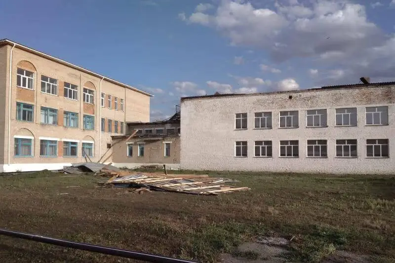 Күшті дауыл мектептің шатырын жұлып әкетті