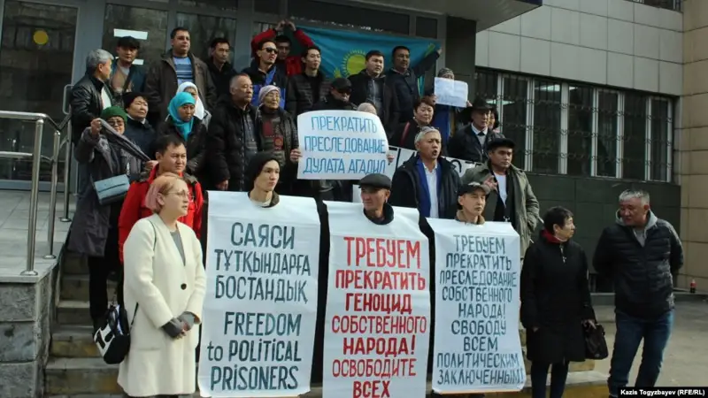 ҚДТ-ға қатысы бар деп айыпталғандарды қолдаған белсендіні әкімшілік сотқа әкелді