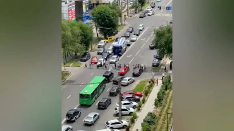 Алматыда санкцияланбаған акциядағы қақтығыс кезінде ер адам қаза тапты