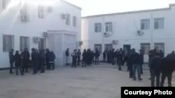 Ақтауда қытайлық мердігер компания жұмысшылары жалақысының жартысын беруді талап етті