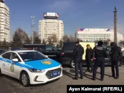 Белсенді Асхат Берсәлімовтің жалғыз адамдық пикетін бақылап тұрған полицейлер мен белгісіз азаматтар. Алматы, 21 ақпан 2020.