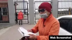 Қызылордада әкімдік алдында өлең оқыған әйелді полиция ұстап әкетті