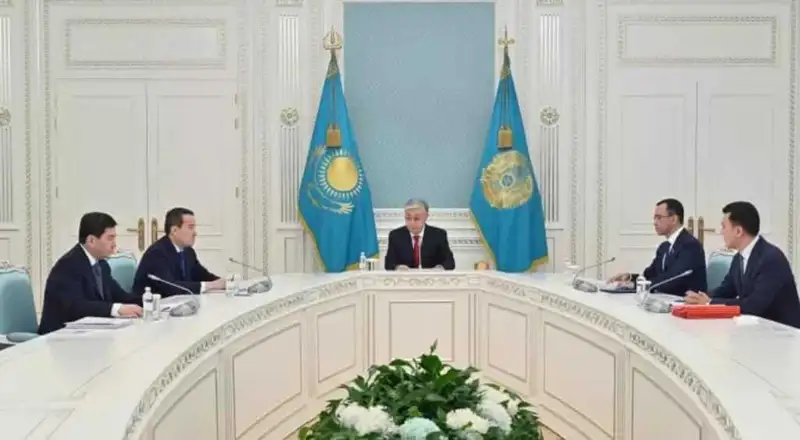 Тоқаев Мәжілісті мерзімінен бұрын тарату жөнінде кеңес өткізді