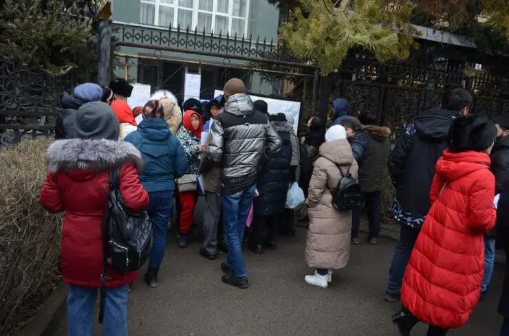 Несиемізді кешірсін. Алматылықтар Ұлттық банк ғимаратының алдына жиналып жатыр
