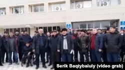 Жаңаөзендіктер газ бағасын төмендетуді талап етіп, тағы әкімдікке жиналды