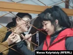 &amp;quot;ҚДТ-ға қатысы бар&amp;quot; деп айыпталған белсенділер Жазира Демеуова (оң жақта) және Гүлзипа Жәукерова сот залында сөйлесіп тұр. Алматы, 6 қараша 2019 жыл.