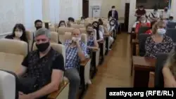 Билік өкілдеріне мәселелерін айтып келген кәсіпкерлер әкімдік залында отыр. 22 шілде 2020 жыл.