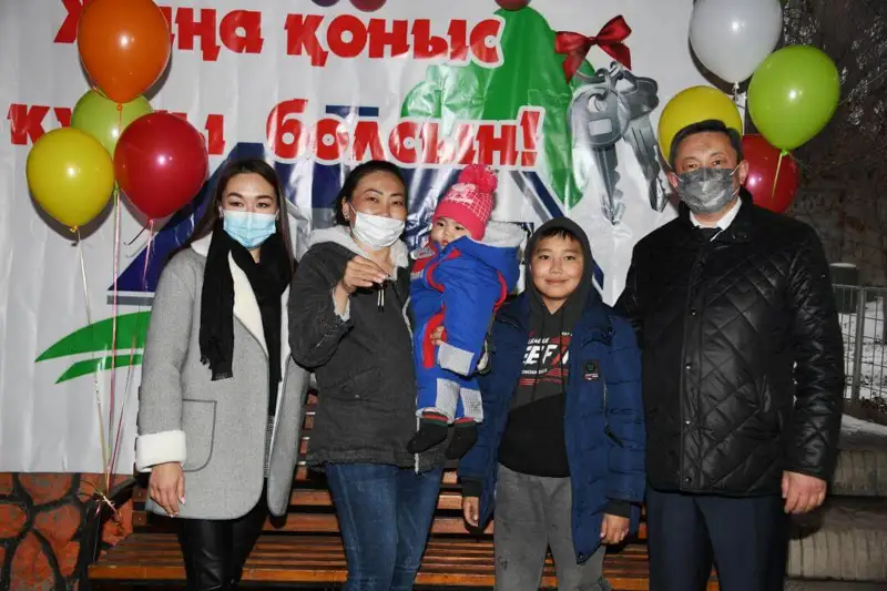 Талғар ауданында өрт салдарынан баспанасынан айырылған отбасыға үй берілді