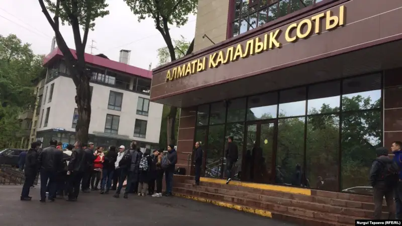 Алматыда пикетке шыққан тұрғын даулы сот шешімдерін тексеруді талап етті