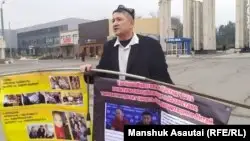 Шыңжаңдағы туыстарынан хабар ала алмай отырған Алматы тұрғыны пикет өткізді