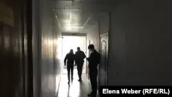 Таразда мектеп дәретханасындағы зорлау оқиғасына байланысты сот өтіп жатыр