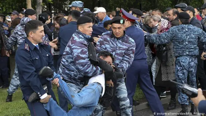 Байқа, билік, байқа, полиция! Ертең заңгерлер митингіге шығады