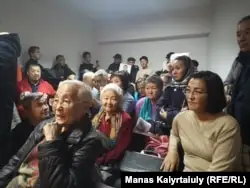 Белсенділерді қолдап келген азаматтар. Алматы, 6 қараша 2019 жыл.