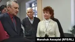 Белсенді Арзамасоваға оқ атты деп айыпталған әкімнің соты басталды