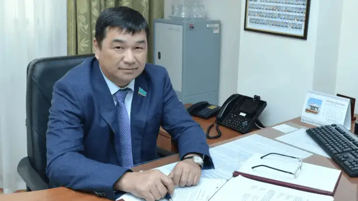 «Сатқындық»: Соғысты қолдайтын экс-депутаттың артында кім тұр?