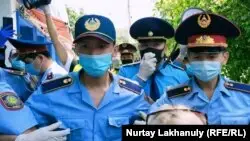 Алматыда полиция Көше партиясының жақтастарын ұстады