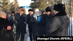 Адам азаптады деп айыпталған полицейлердің туыстары наразылық білдірді