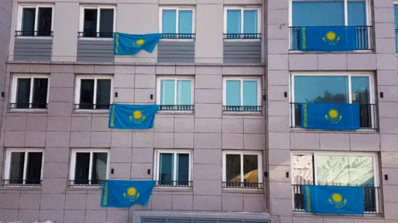 Қазақстандықтарға мемлекеттік туды балконға ілуге рұқсат берілді