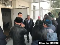 Елшібаевтың соққыға жығылғаны туралы ақпаратқа байланысты Түркістан облыстық прокуратурасына келген белсенділер. 12 наурыз 2020 жыл.