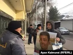 Байболат Күнболатұлы Қытайдың Алматыдағы консулдығы алдында плакатпен тұр. 22 қаңтар 2020 жыл.