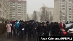 Әкімдік тұруға жарамды деп айтқан үйден тұрғындар көше бастады
