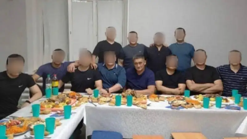 Шипажайда демалып жатқандай. Күдебаевтың түрмедегі суреті Қазнетті таң қалдырды