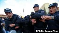 Парламент сайлауындағы заңсыздыққа қарсы шыққан Баку тұрғындарын полиция әкетті