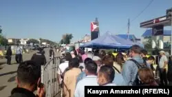 Қала маңында тұратын адамдар карантинге жабылған Алматыға кіре берістегі блокпостта тұр. 11 мамыр 2020 жыл.