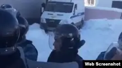 Қытай жұмысшыларымен төбелескен бес жігіттің сотына арнайы жасақ келді
