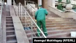 Министрлік алдында түнеген әйелдерді полицияның алып кеткені хабарланды
