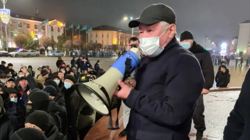 Сапарбаев Таразда өртенген көліктер мен бүлінген ғимараттар туралы айтты